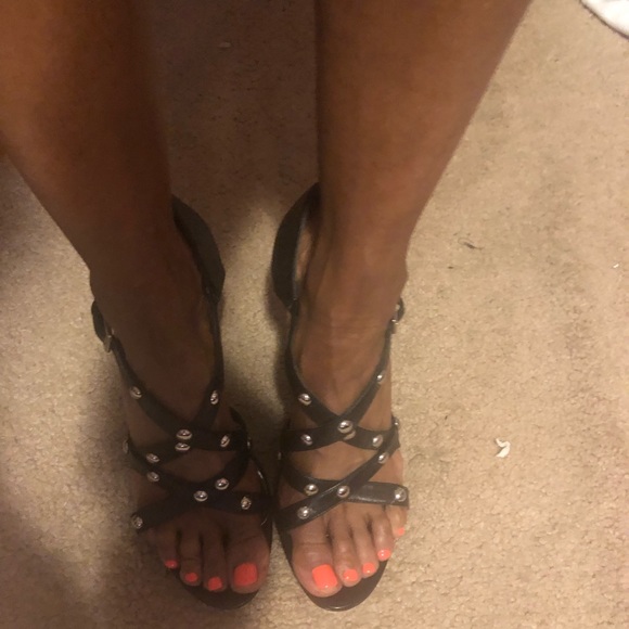 Black studded pumps with straps. - Picture 4 of 5